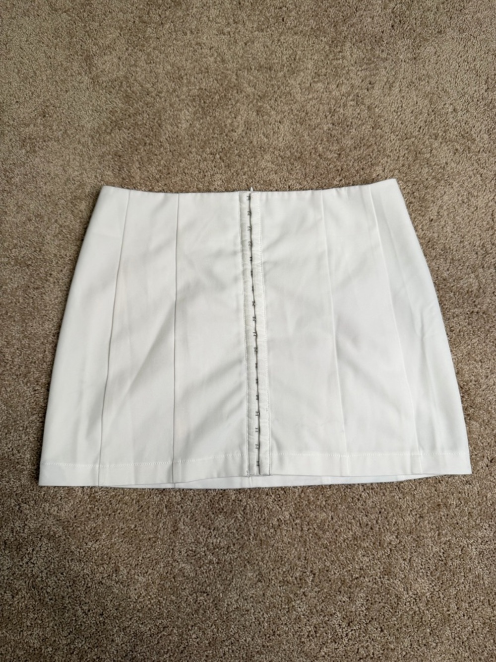 White Fox White Mini Skirt Hook & Eye Front Skirt Size Medium